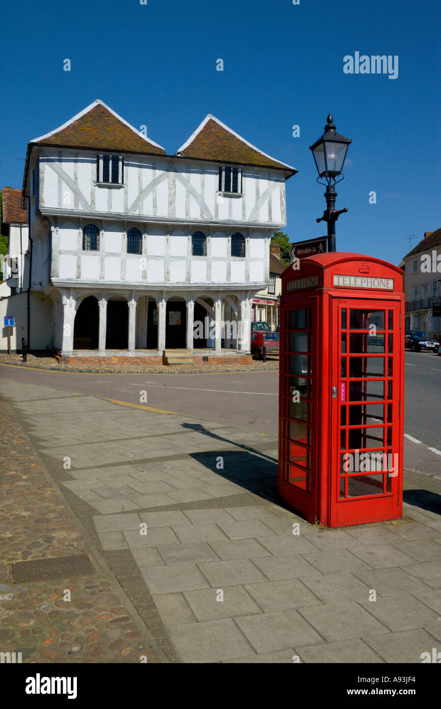 Die Guildhall und eine traditionelle rote Telefonzelle in Thaxted Essex England Stockfoto