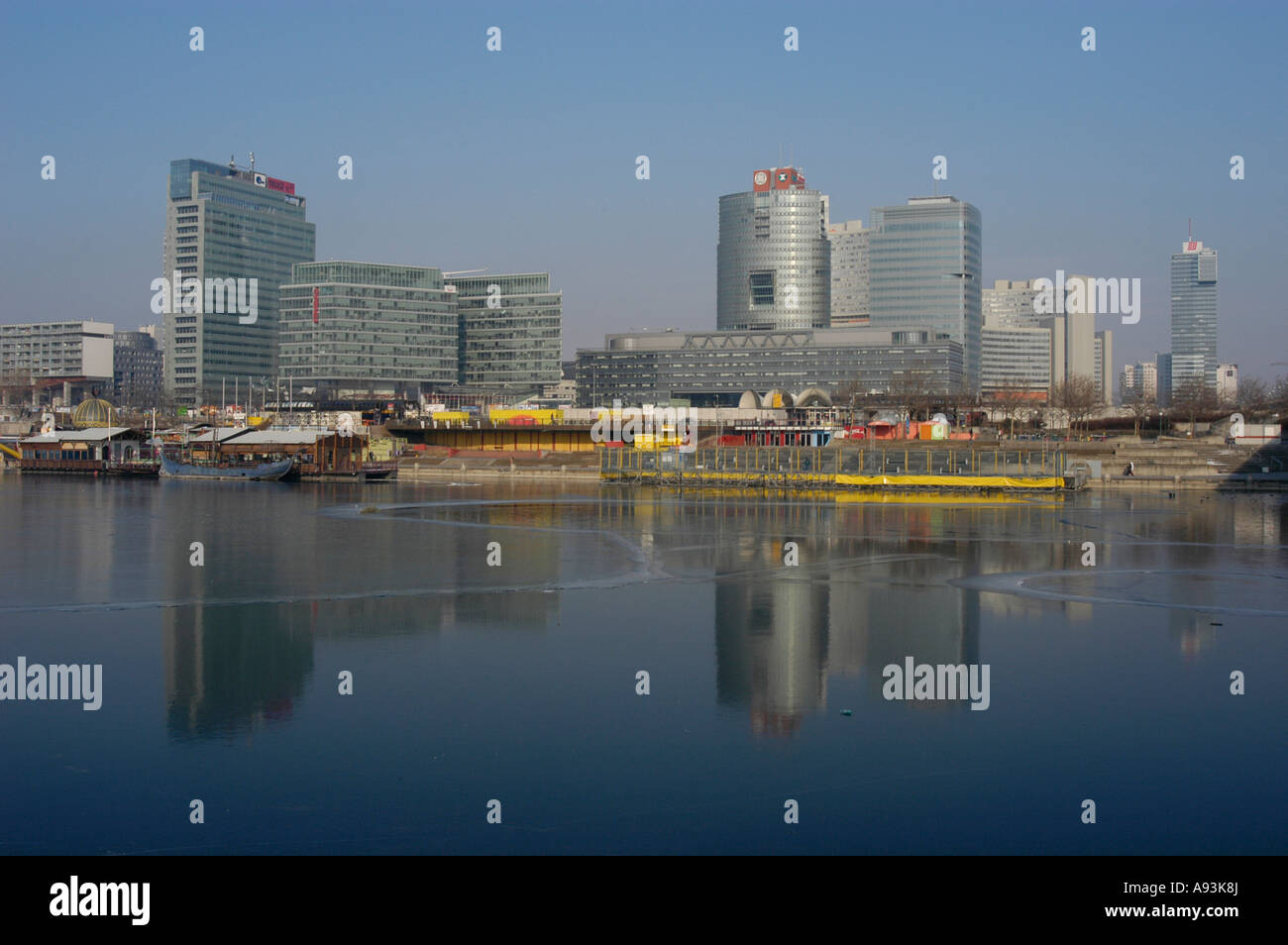 Neue Donau friert mit Blick auf neue Donau-City Stockfoto