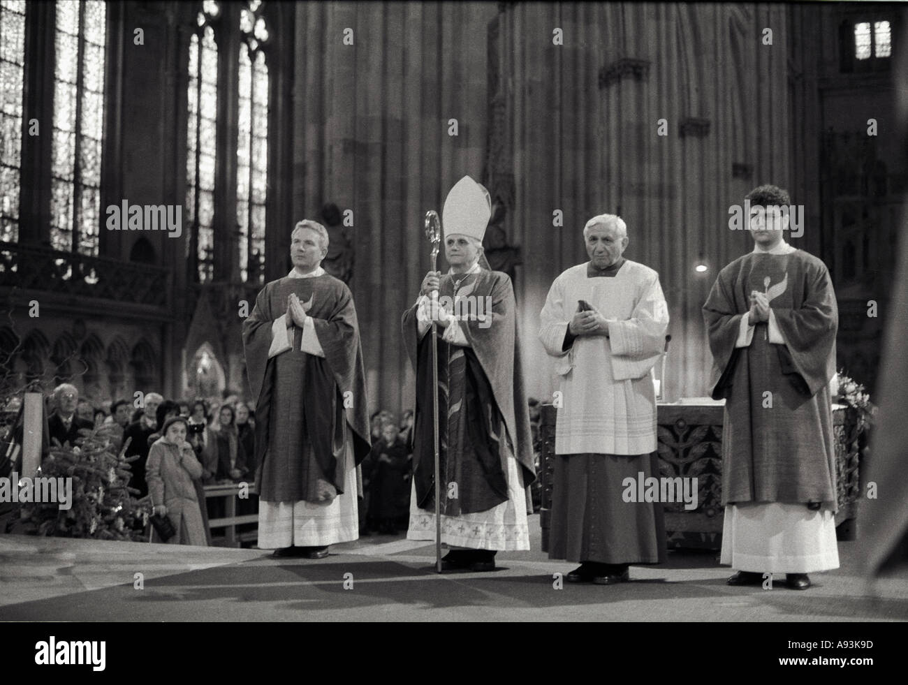 die ehemaligen Kardinal Kardinal Joseph Ratzinger Papst Benedikt XVI. und Georg Ratzinger (rechts) Kuppel des Regensburger Papst Stockfoto