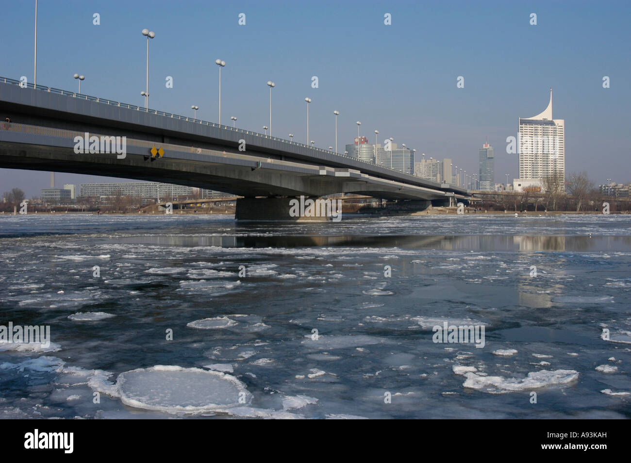 Donau mit der Reichsbrücke zugefroren Stockfoto