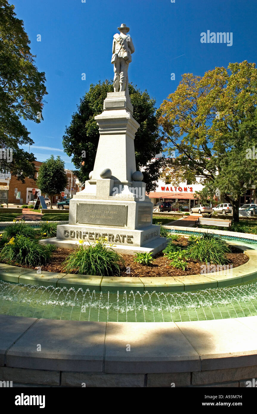 Denkmal für einen konföderierten Soldaten auf dem Marktplatz in der Nähe von Wal-Mart-Besucherzentrum in Bentonville AR Stockfoto