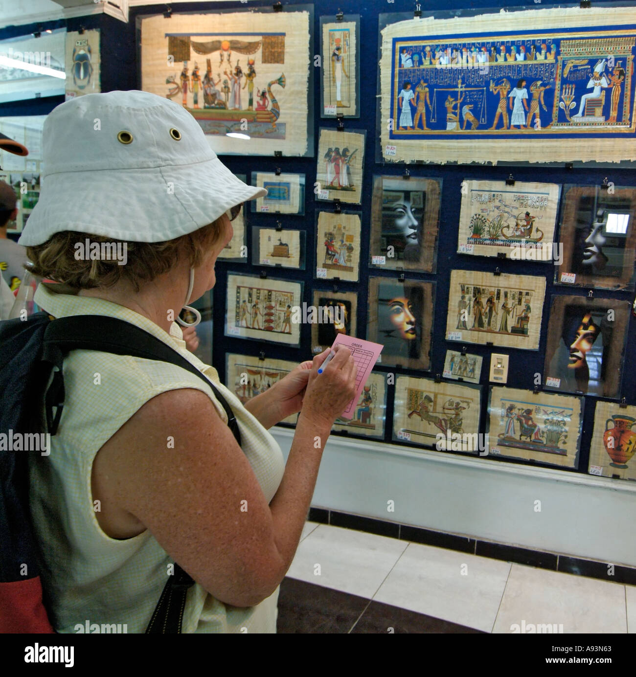 Touristen kaufen Papyrus Gemälde, Luxor, Ägypten Stockfoto