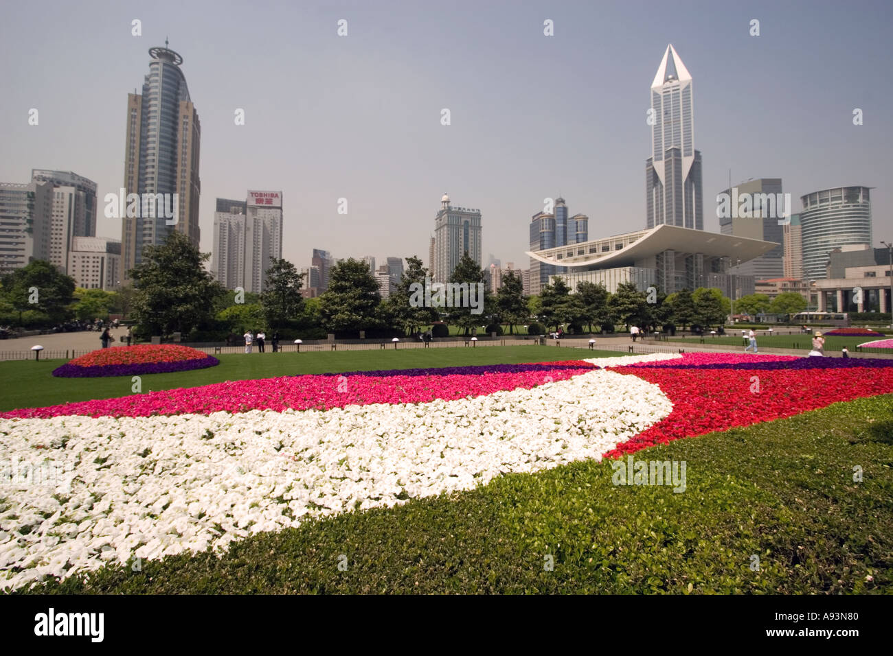 Diese wunderschönen Landschaftsgärten umgeben Peoples Park in Shanghai China Stockfoto