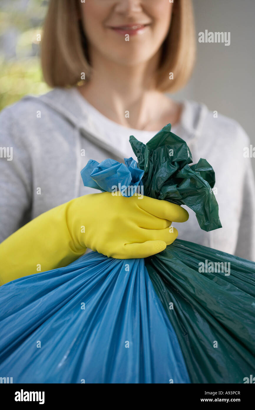 Frau mit Gummihandschuhen, mit Müllsack, close-up Stockfoto