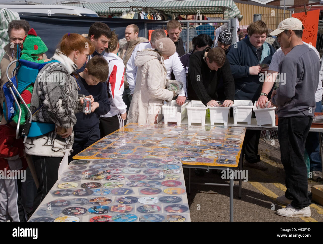 Markt-Händler verkaufen DVD-Filme zu sehr niedrigen Preisen ohne Verpackung oder Fällen Hereford England UK Stockfoto