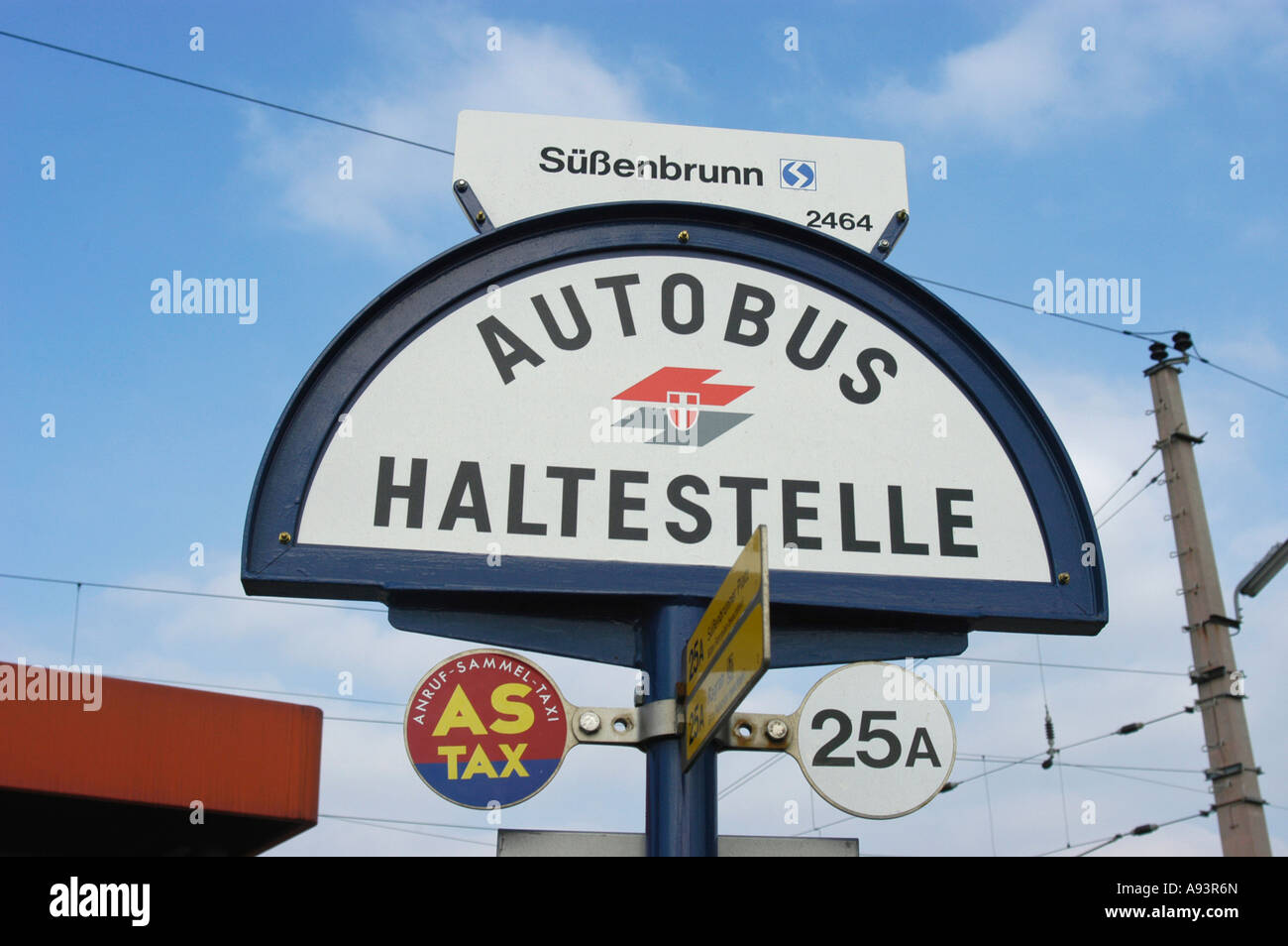 Melden Sie sich für eine Bushaltestelle in Suessenbrunn Stockfoto