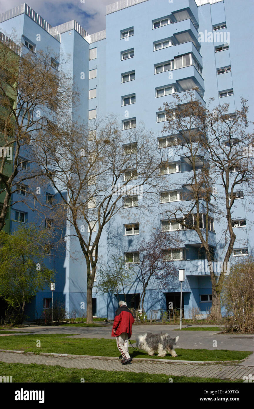Mann mit Hund in die Großfeldsiedlung Stockfoto