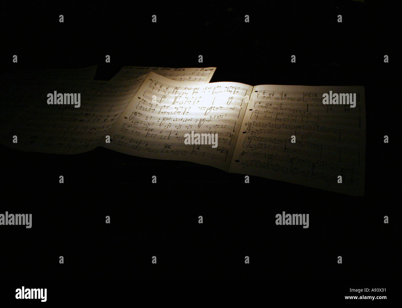 Eine Partitur, von einem entfernten Scheinwerfer beleuchtet. Stockfoto