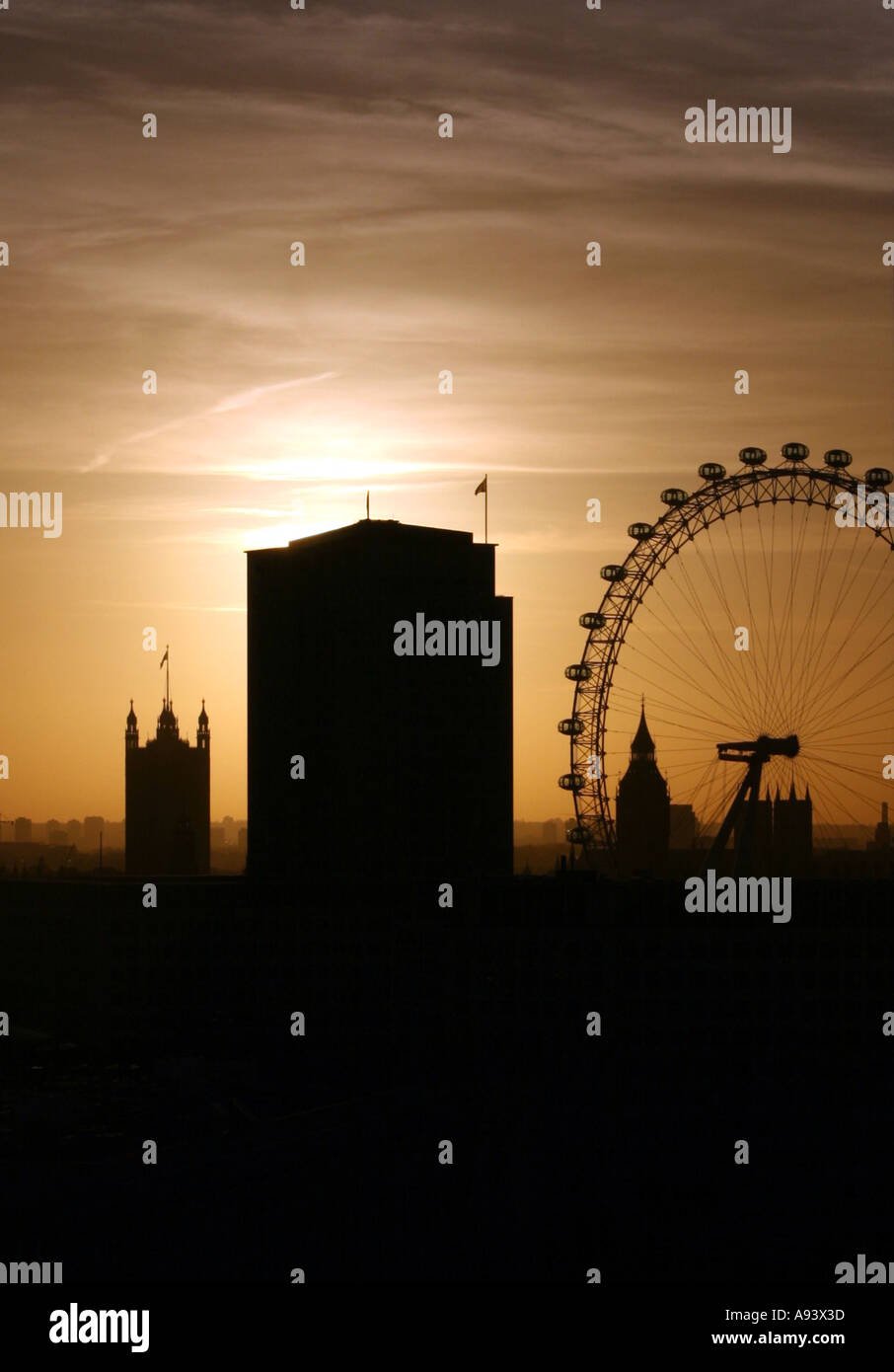London in der Dämmerung mit dem London Eye und Big Ben am Horizont. Stockfoto