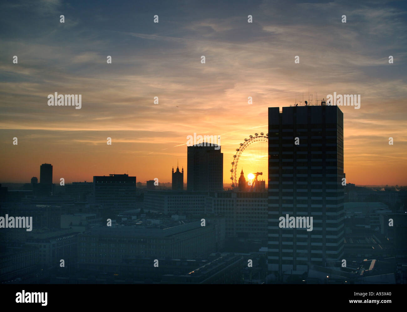 London in der Dämmerung mit dem London Eye am Horizont. Stockfoto