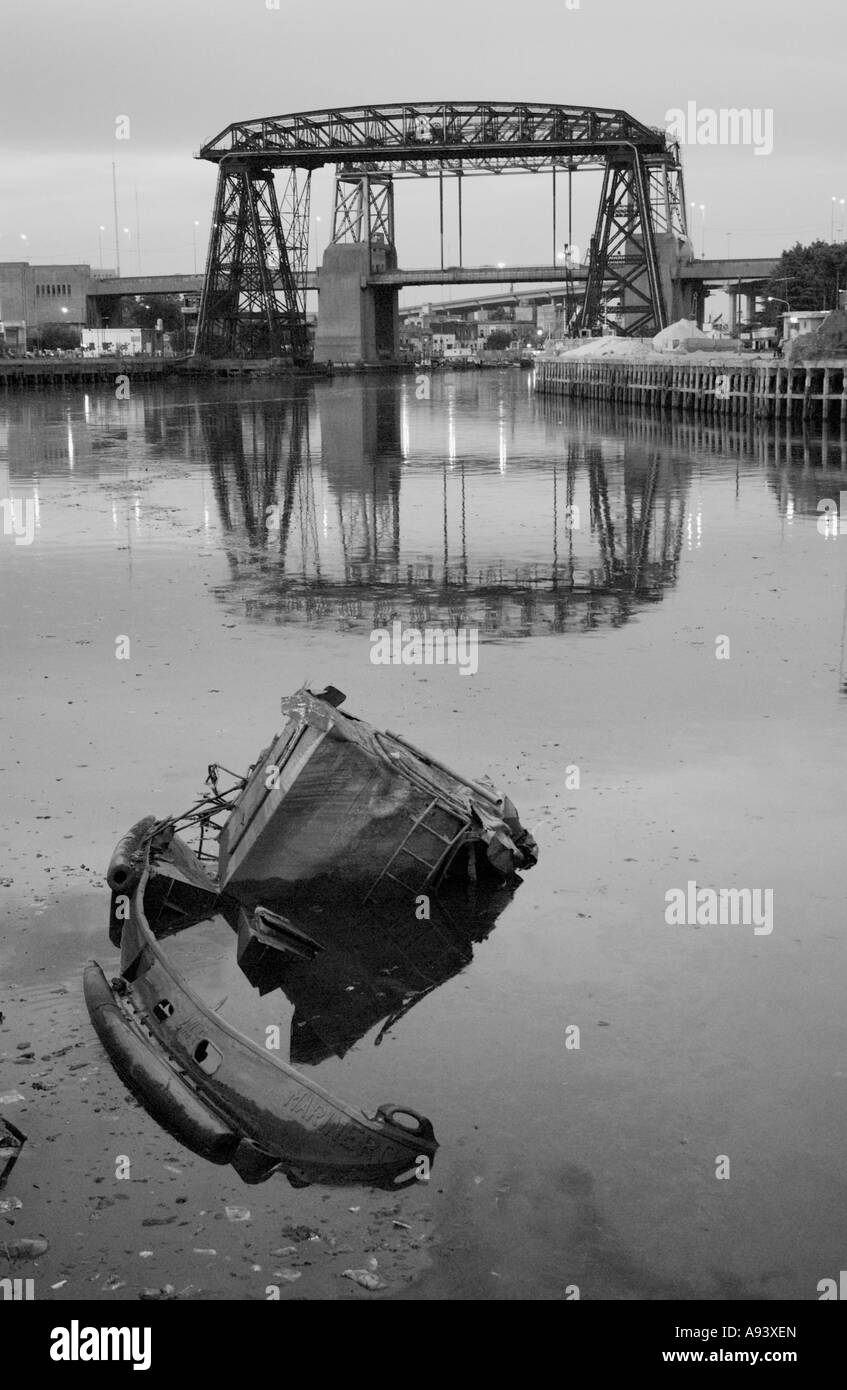Versunkene alte Schiff in der Riachuelo in "La Boca", Ciudad de Buenos Aires, Argentinien Stockfoto