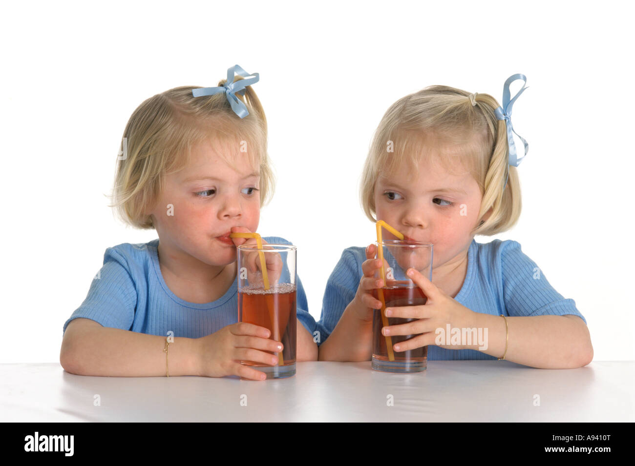 Blonde Zwillinge zusammen trinken Limonade Stockfoto