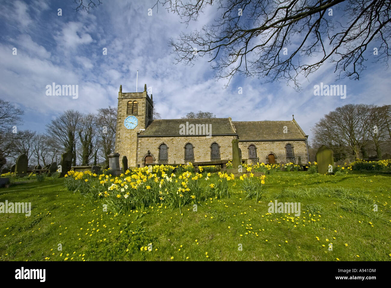 St Peter Kirche Addingham, Yorkshire im Frühjahr. Stockfoto
