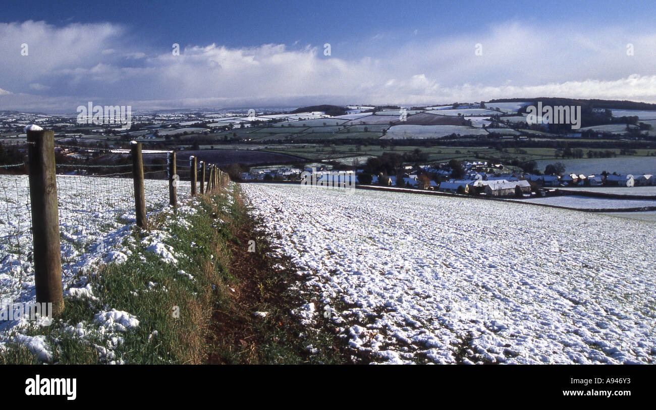 Frischer Schnee bedeckt die Hänge von Beacon Hill, mit Blick auf Bradninch, zentralen Devon Stockfoto