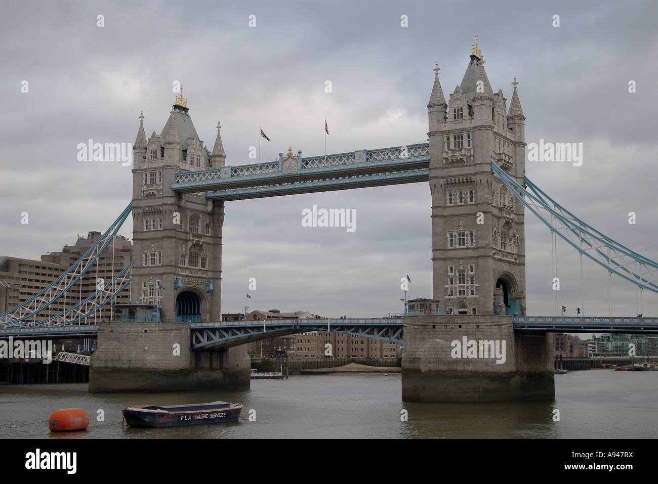 Moody-Tower-Bridge. eine etwas winterlichen und düstere Szene über den Fluss Stockfoto