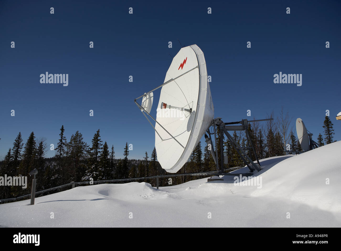 Satellitenschüssel im Schnee, European Space Agency (ESA) entfremden, Lappland, Kiruna, Schweden Stockfoto