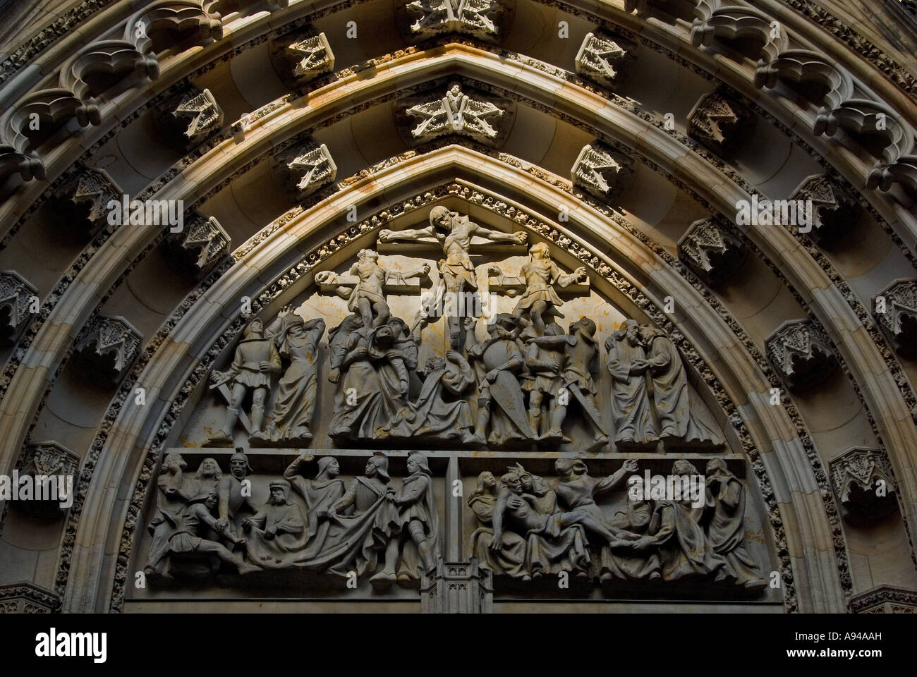 Prag, Tschechische Republik. St Vitus Cathedral (Ring Sv Vita) Fassade. Detail-Darstellung der Kreuzigung über Hauptportal Stockfoto