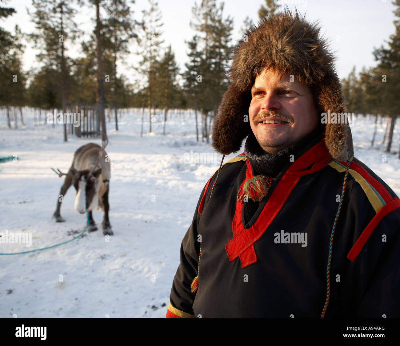 Sami in traditioneller Tracht, Jukkasjarvi, Kiruna, Lappland, Schweden Stockfoto