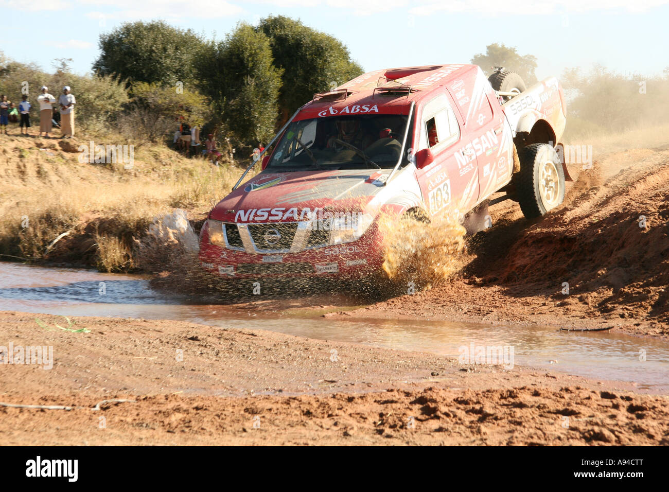 Nissan Navara Überquerung des Kolobeng Flusses während der Toyota 1000 Wüste Rennen 2006 Gaborone Botswana Stockfoto