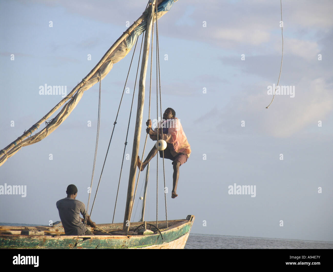 Lokale Fischerei Dhow und Fischern in See stechen Hochziehen des Masts Bazaruto Island Area Mosambik vorbereiten Stockfoto