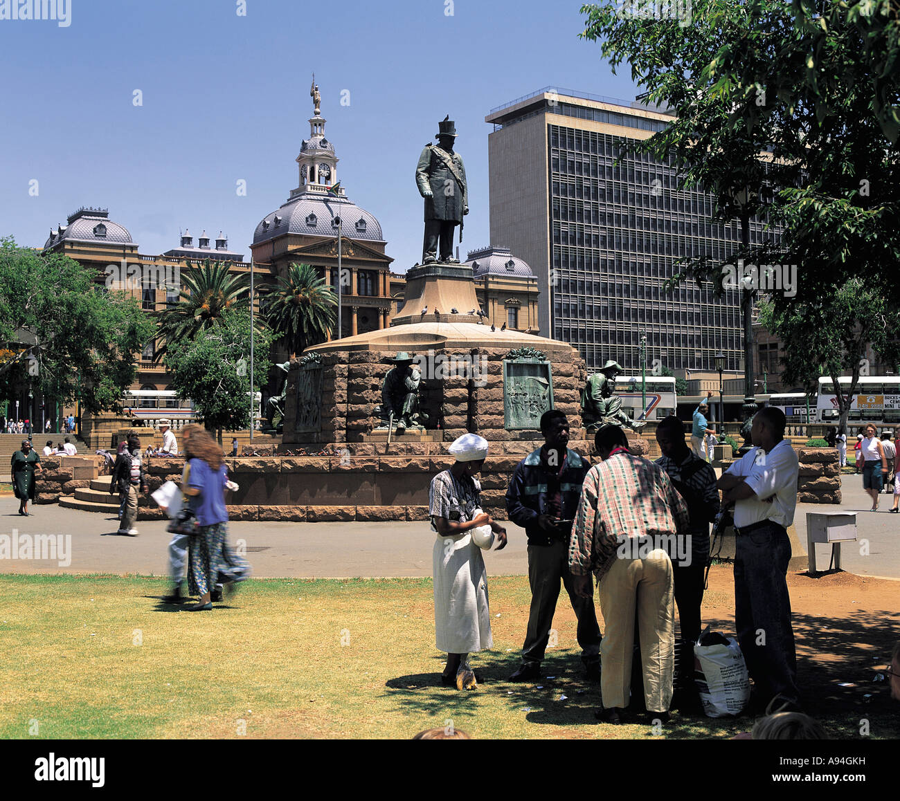 Menschen gehen über ihr Geschäft rund um die Paul Kruger Denkmal Kirche Platz Pretoria Gauteng, Südafrika Stockfoto
