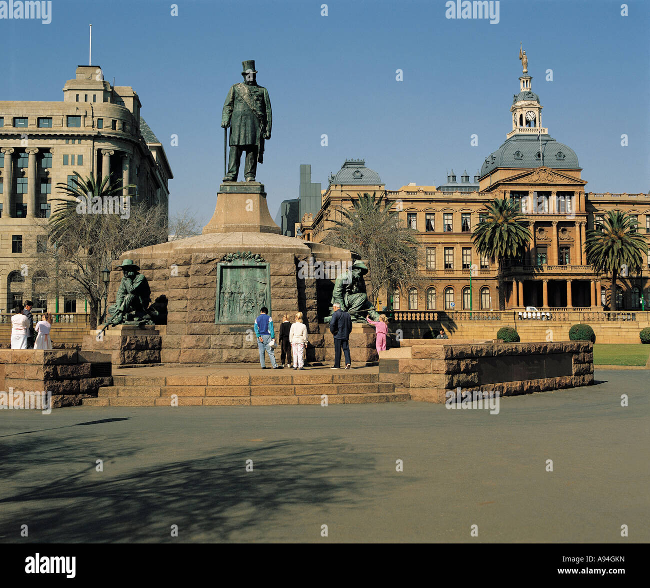 Touristen stehen rund um die Paul Kruger Denkmal Kirche Platz Pretoria Gauteng, Südafrika Stockfoto