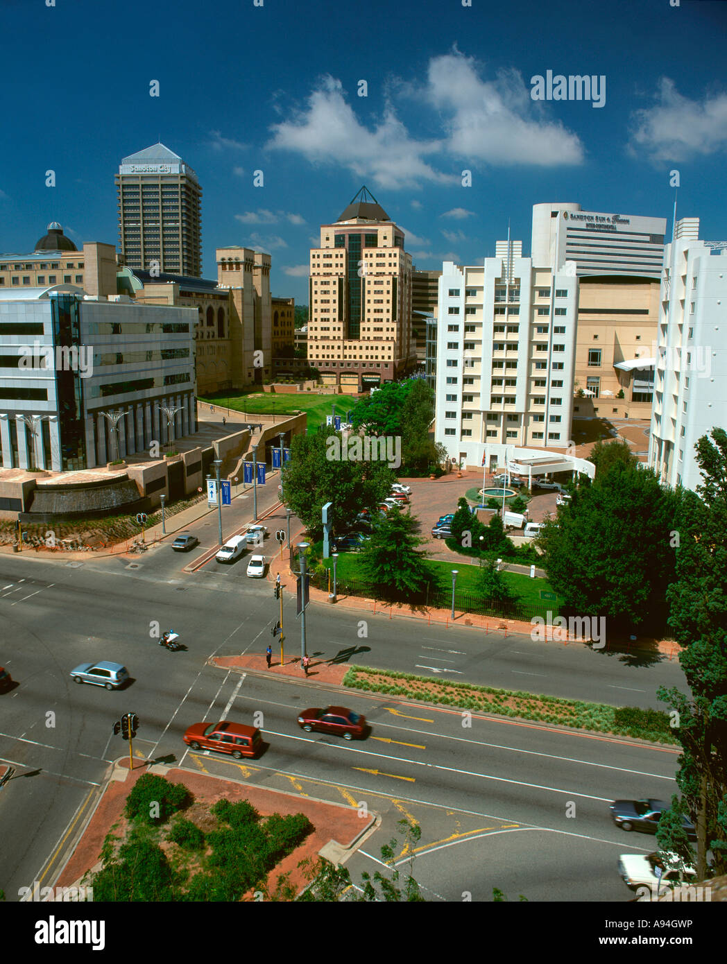 Eine Kreuzung im Sandton City Businesscenter zeigt das überragende Wahrzeichen im Hintergrund Stockfoto