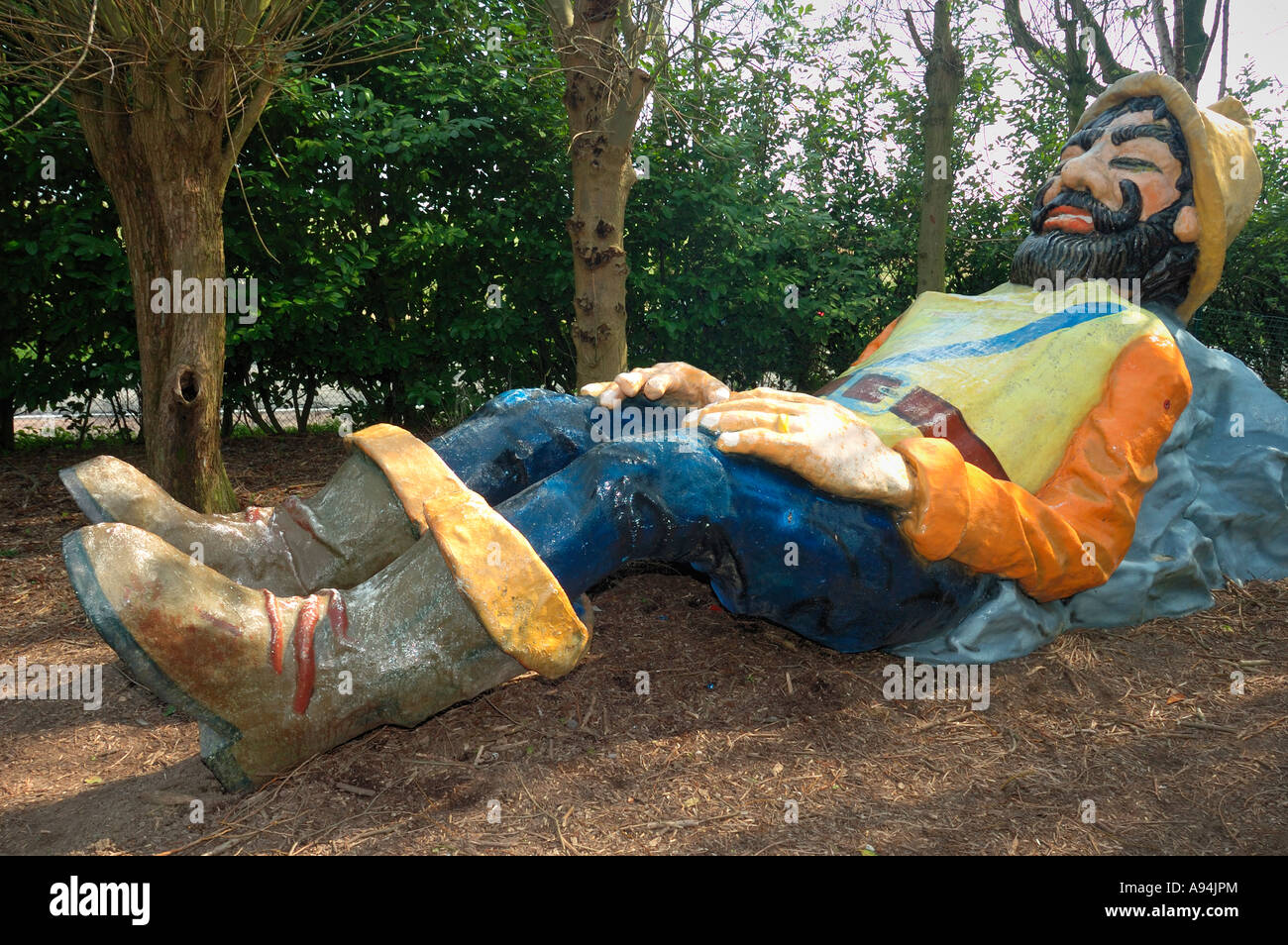 Der Riese im Wald. Eine Fiberglas-Skulptur eines Riesen für Kinder zum spielen Stockfoto