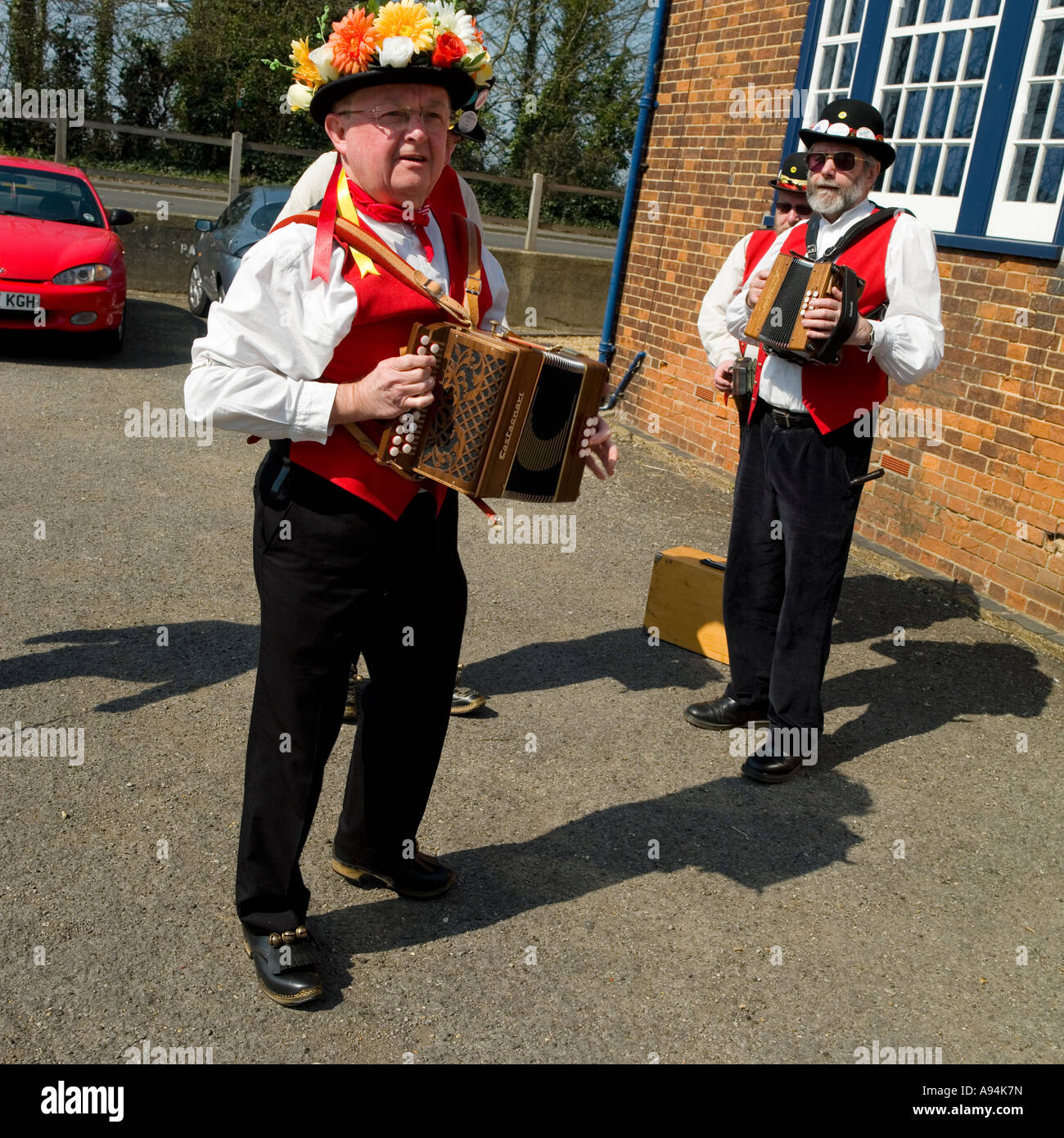 Morris tanzen außerhalb Snape Maltings Aldeburgh Suffolk Stockfoto