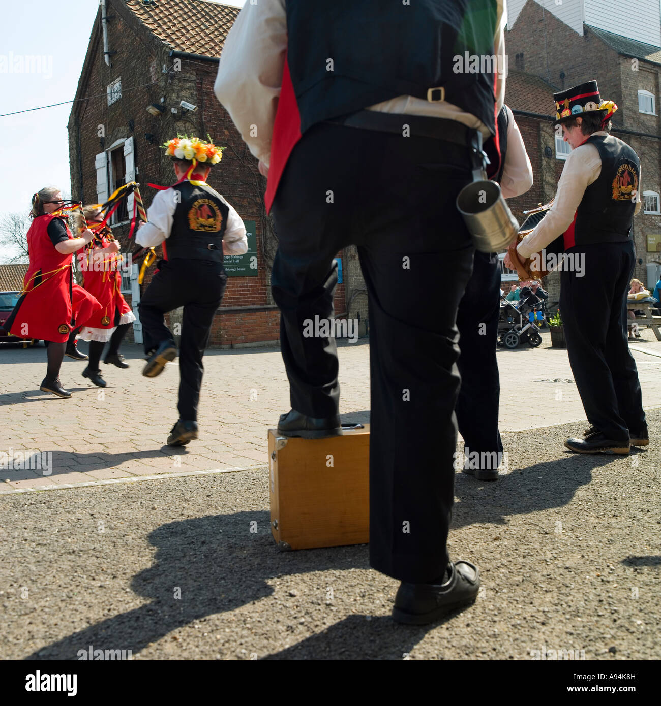 Morris tanzen außerhalb Snape Maltings Aldeburgh Suffolk Stockfoto