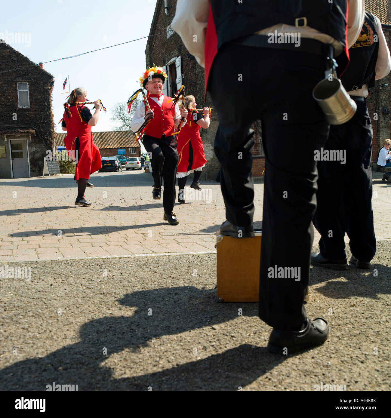 Morris tanzen außerhalb Snape Maltings Aldeburgh Suffolk Stockfoto