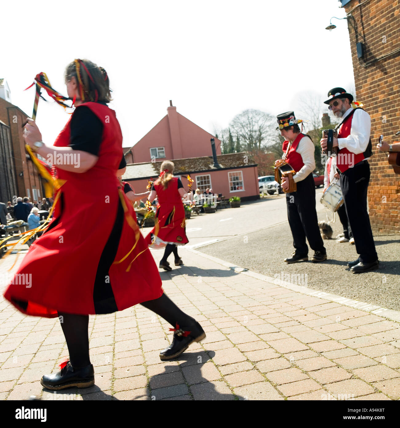 Morris tanzen außerhalb Snape Maltings Aldeburgh Suffolk Stockfoto