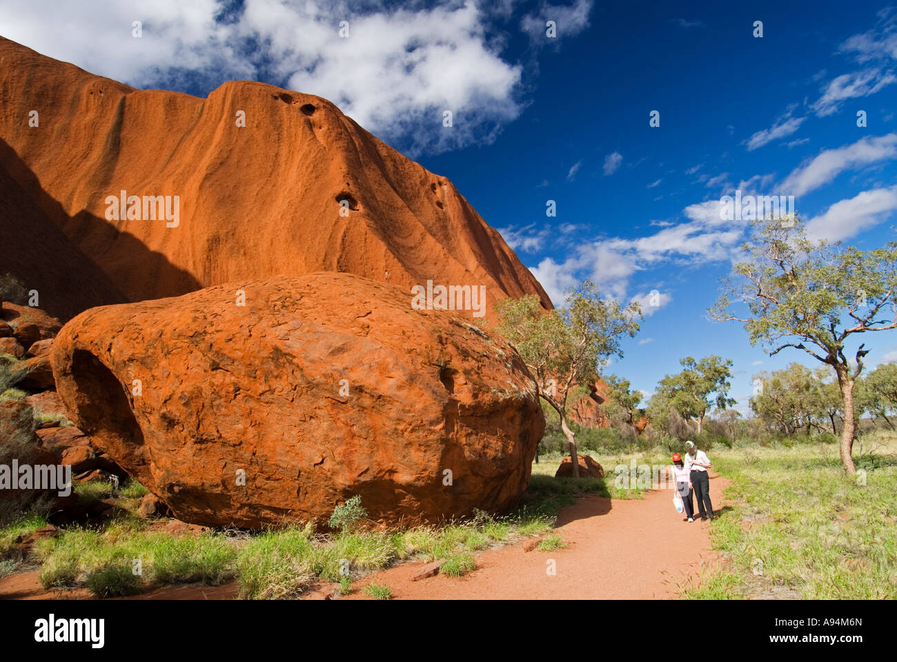 Wanderer auf der Basis Spaziergang Umkreis der Ayers Rock in Australien Northern Territories Stockfoto
