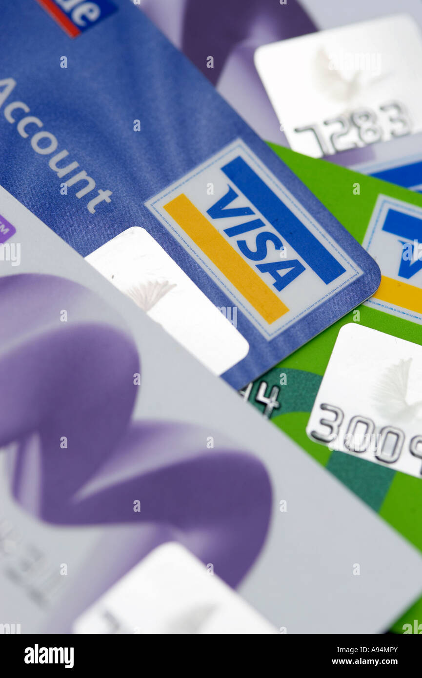 Einzug von Kreditkarten mit Hologramm-Sicherheitsaufkleber sichtbares Konzept für Kreditkartenschulden Privatschulden Finanzen Haushalt Ausgaben Sorgen Schulden Stockfoto