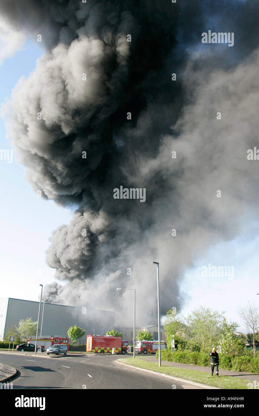 riesige hoch aufragenden Rauchfahne steigt über Einsatzfahrzeuge am Feuer bei medizinischen Lager Coleraine vertikale Stockfoto