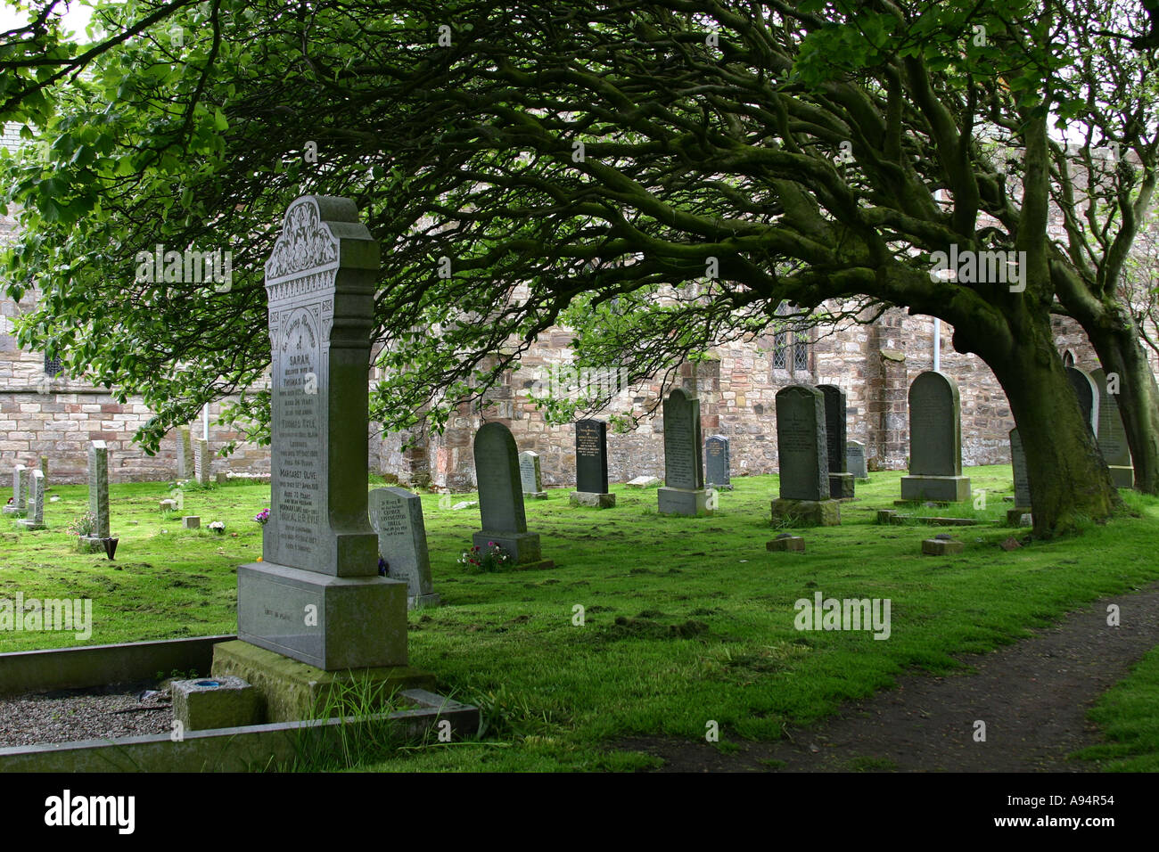 Gräber auf dem Friedhof der Kirche der Heiligen Maria auf Lindisfarne Stockfoto