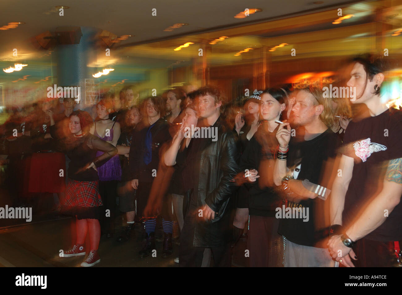 wildes Publikum im Goth Rock Konzert dsc 5279 Stockfoto