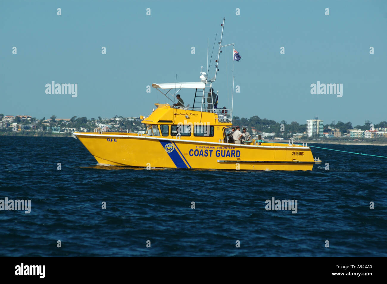 VMR freiwillige marine Rescue Boot rettet einen gebrochenen unten Schnellboot aus Maroochydore Queensland Australien DCSA 3486 Stockfoto