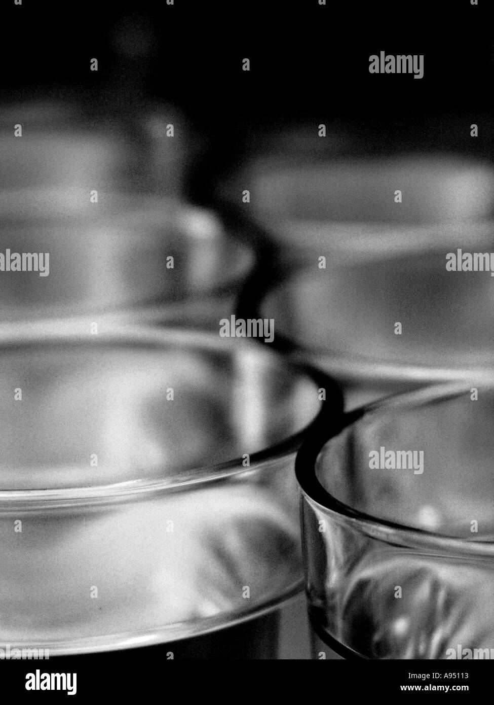 Acht Gläser Wasser Stockfoto