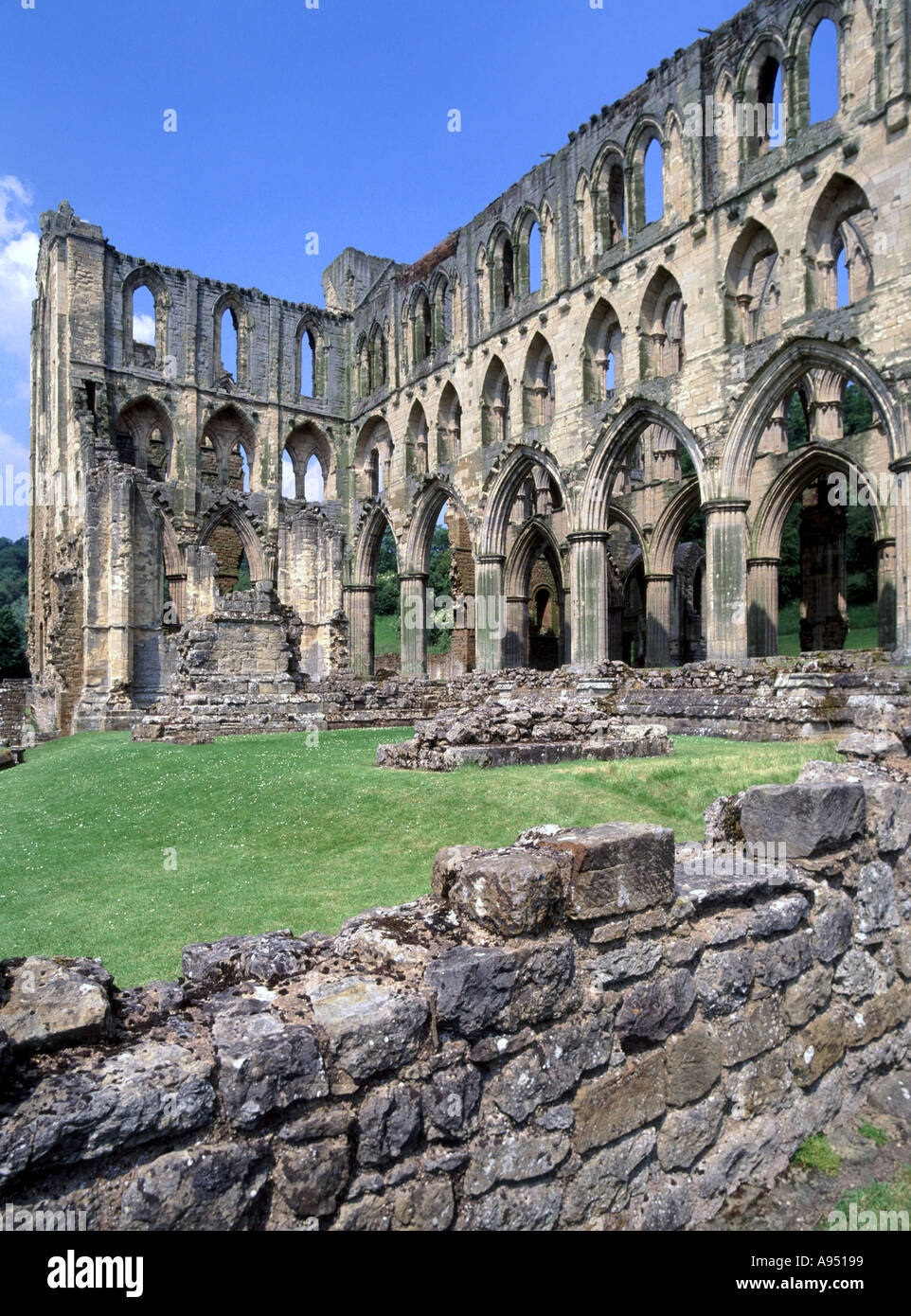 Rievaulx Abbey Stein Ruinen & Bögen aus dem 12. Jahrhundert Kloster in North York Moors National Park Rievaulx in der Nähe von Helmsley North Yorkshire England Großbritannien Stockfoto