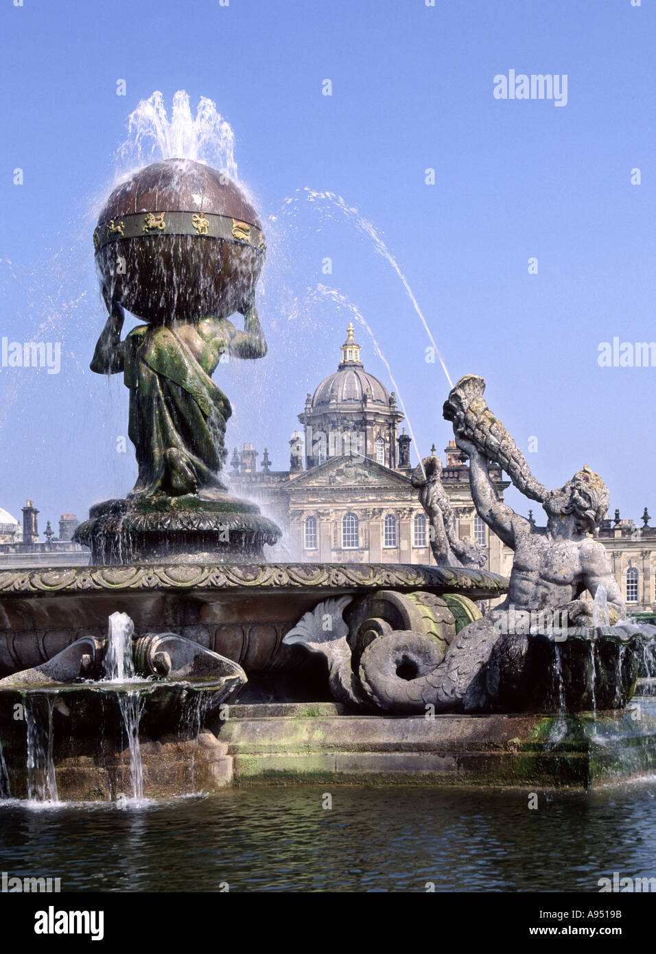 Skulpturen in Atlas Brunnen & Wasserspiele im Schloss Howard historische Gebäude & Herrenhaus in der Nähe von York North Yorkshire England UK aufgeführt Stockfoto