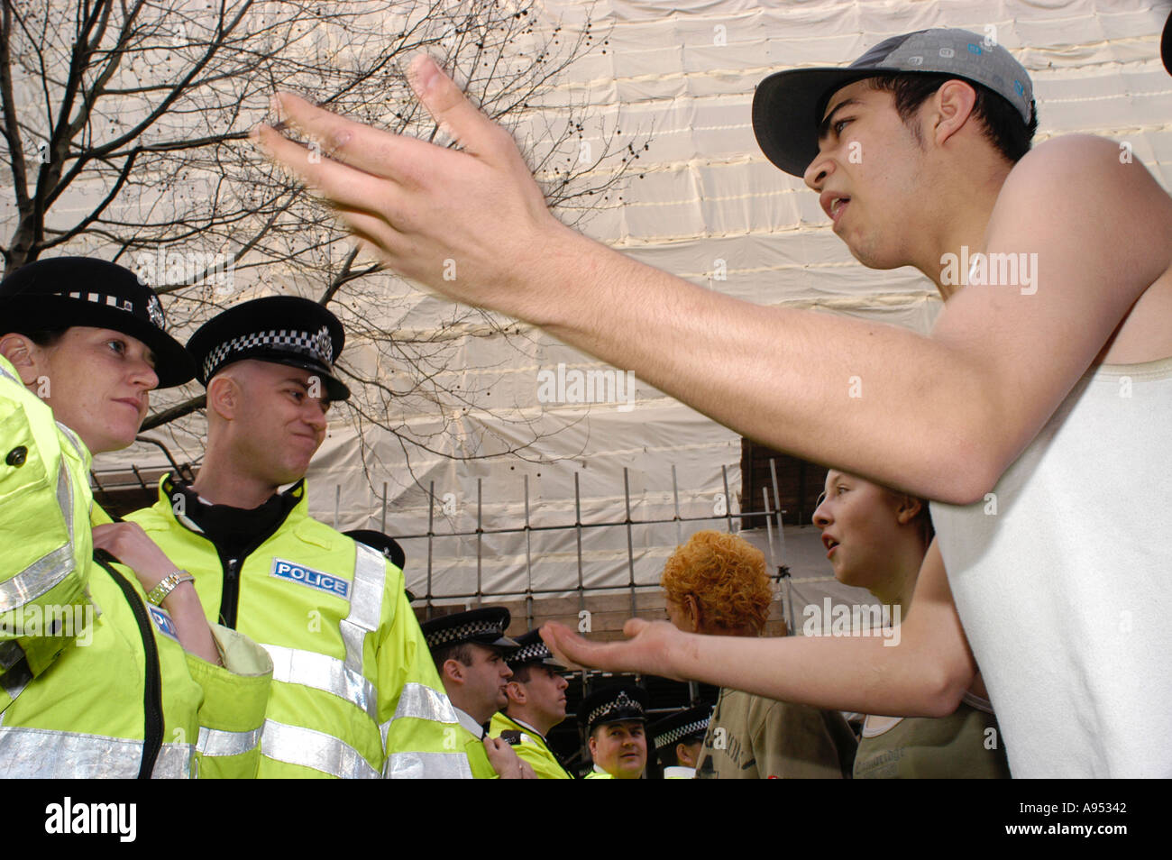 Kleinere Konfrontation zwischen Polizei und Demonstranten während einer Frieden protestieren außerhalb Parlament London am 20. März 2003 Stockfoto
