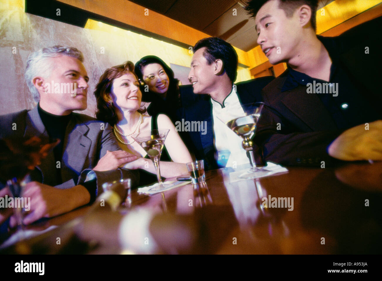 Nahaufnahme von fünf Menschen in einer bar Stockfoto