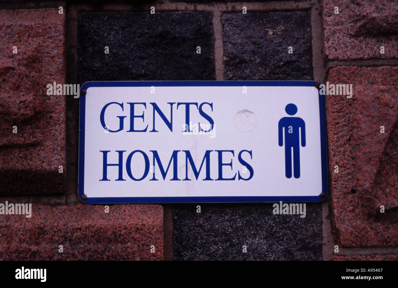Gents öffentliche Toilette Schild in Englisch und Französisch Stockfoto