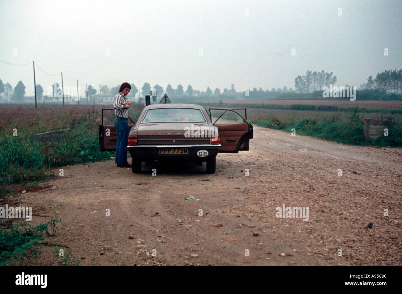 Ford Cortina aus den 1970er Jahren in Italien am frühen Morgen Land Mann stand neben Stockfoto