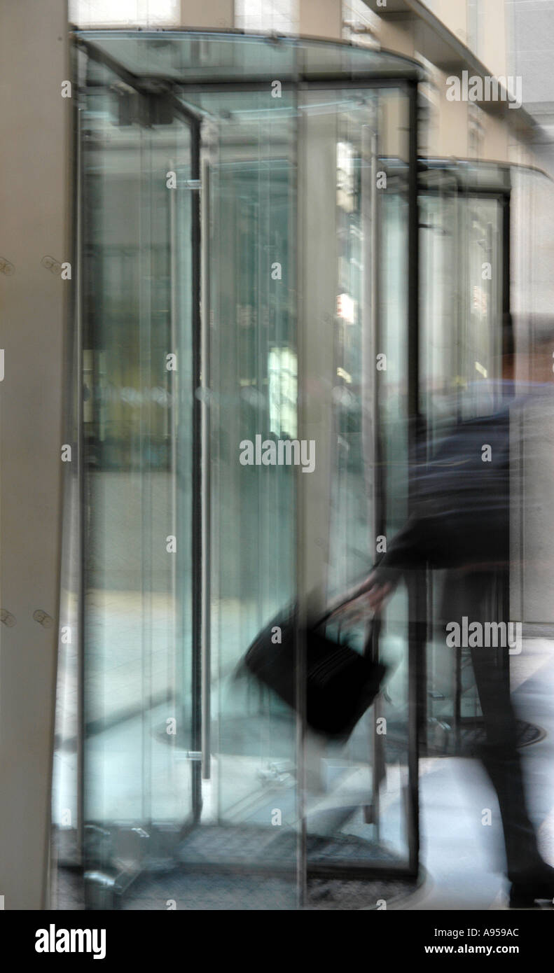 Drehtüren in Büro blockieren Empfang 80 Strang London Stockfoto