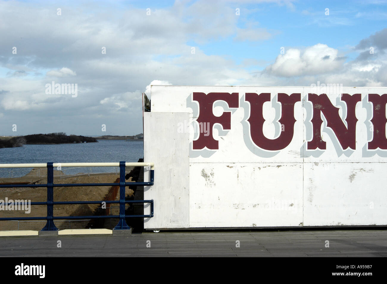 Hinweisschild auf dem Pier in Southport Lancashire, Großbritannien. Ironisch beschnitten, um Spaß zu betonen. Stockfoto