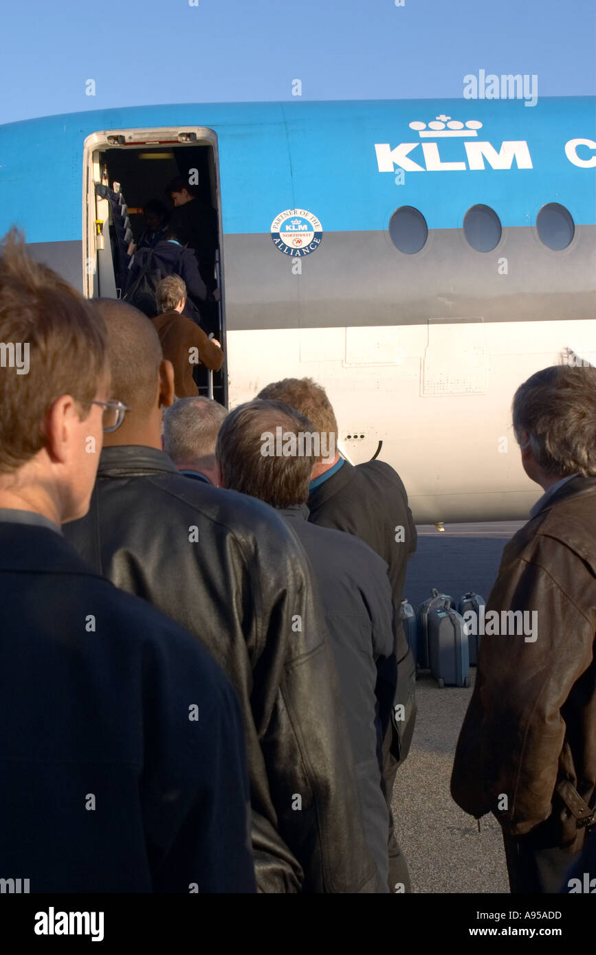 Passagiere an Bord einer KLM-Jet am Schiphol Flughafen Amsterdam Holland Stockfoto