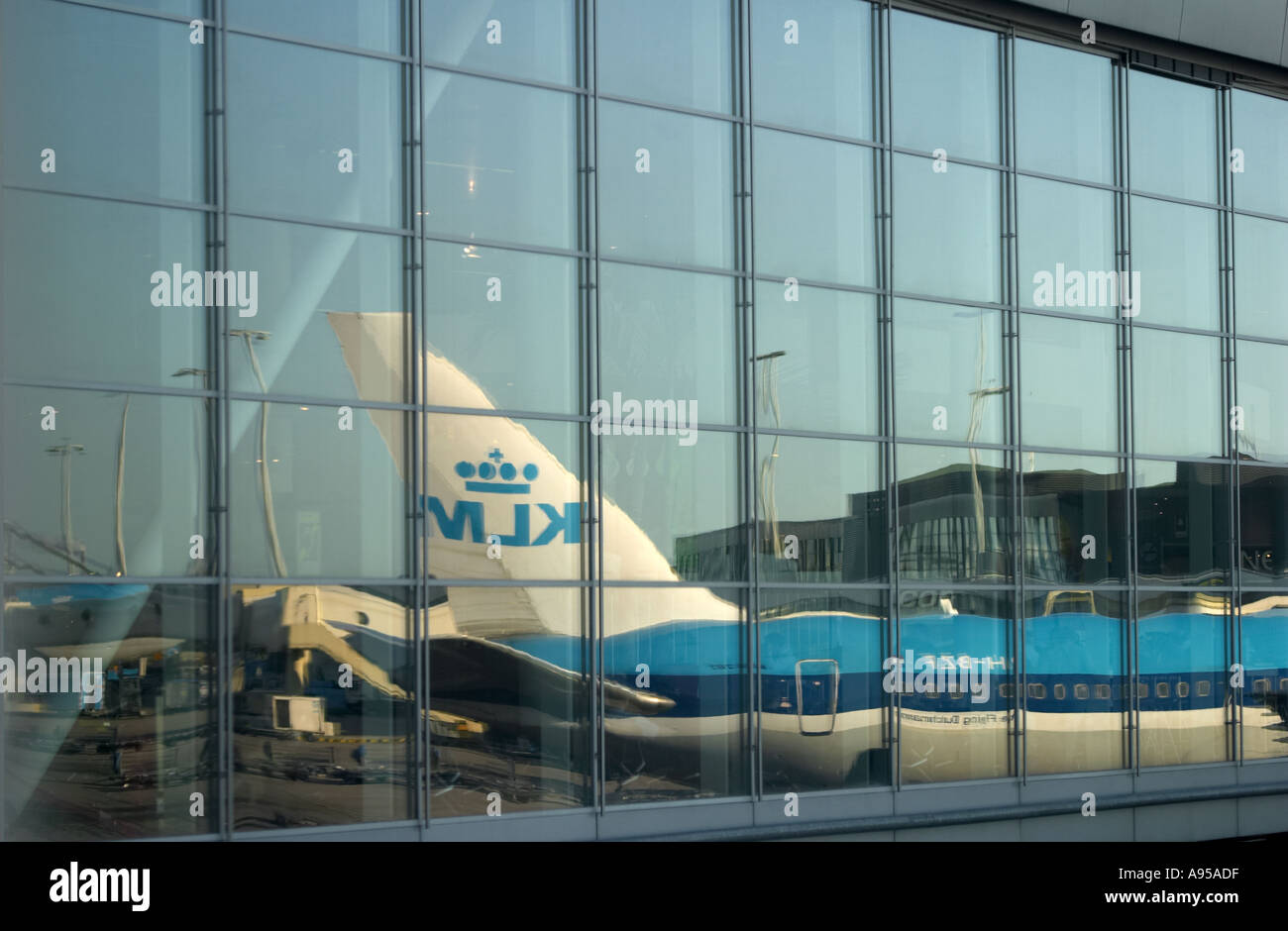 Reflexion von KLM Jet am Flughafen Amsterdam Schiphol Stockfoto