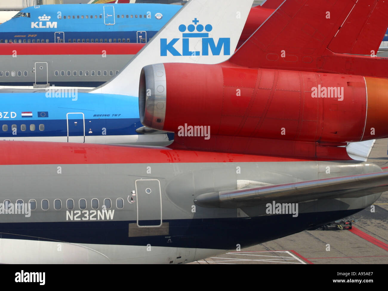Nordwesten und KLM Flugzeug am Flughafen Amsterdam-Schiphol Stockfoto